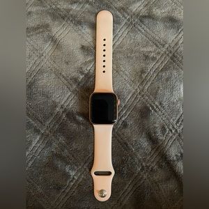 Rose Gold 40mm Apple Watch SE